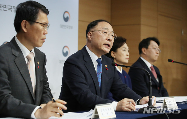 [서울=뉴시스] 김진아 기자 = 홍남기 경제부총리 겸 기획재정부 장관이 16일 서울 종로구 정부서울청사에서 주택시장 안정화 방안 관련 관계부처 합동브리핑을 하고 있다. 왼쪽부터 은성수 금융위원장, 홍 부총리, 김현미 국토부장관, 김현준 국세청장. 2019.12.16. bluesoda@newsis.com