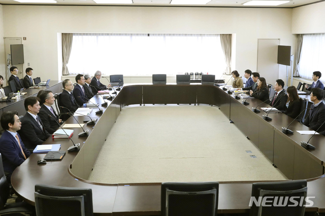  [도쿄=AP/뉴시스]이호현(오른쪽 세 번째) 산업부 무역정책관이 16일 한일 국장급 수출관리 정책 대화를 위해 일본 도쿄의 경제산업성을 방문해 이다 요이치 경제산업성 무역관리부장등과 회담하고 있다. 이날 한일 간 국장급 수출관리 정책 대화가 열린 가운데, 지난 7월 과장급 실무 협의와 비교해 일본 측의 일부 태도 변화가 주목된다. 2019.12.16. 