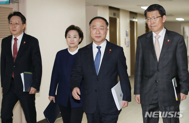 [서울=뉴시스] 김진아 기자 = 홍남기 경제부총리 겸 기획재정부 장관 등이 16일 서울 종로구 정부서울청사에서 주택시장 안정화 방안 관련 관계부처 합동브리핑을 하기 위해 참석하고 있다. 왼쪽부터 은성수 금융위원장, 김현미 국토부장관, 홍 부총리, 김현준 국세청장. 2019.12.16.&nbsp; bluesoda@newsis.com
