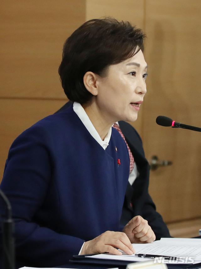 [서울=뉴시스] 김진아 기자 = 김현미 국토교통부 장관이 16일 서울 종로구 정부서울청사에서 열린 주택시장 안정화 방안 관련 관계부처 합동브리핑에서 취재진의 질문에 답하고 있다. 2019.12.16.&nbsp; bluesoda@newsis.com
