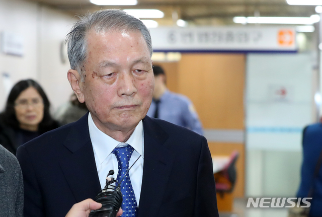 [서울=뉴시스]전신 기자 = 김기춘 전 청와대 비서실장이 지난해 12월16일 서울 서초구 서울고법에서 열린 '세월호 보고 조작' 허위공문서 작성 등 혐의에 대한 항소심 2회 공판에 출석하고 있다. 2019.12.16. photo1006@newsis.com