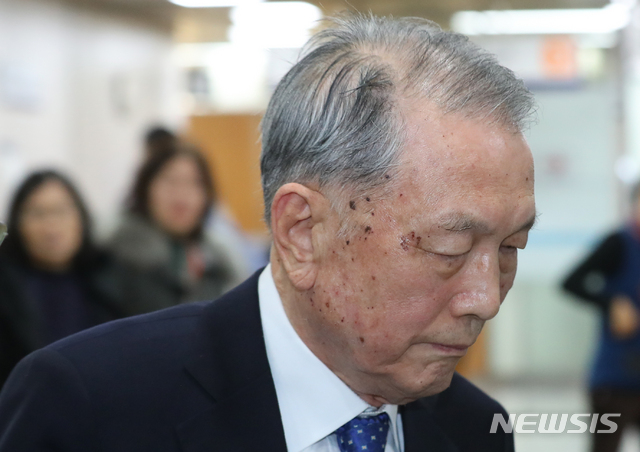 [서울=뉴시스]전신 기자 = 김기춘 전 청와대 비서실장이 지난해 12월16일 서울 서초구 서울고법에 출석하고 있다.&nbsp; 2019.12.16.&nbsp; photo1006@newsis.com