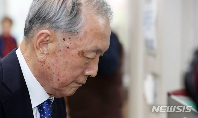 [서울=뉴시스]전신 기자 = 김기춘 전 청와대 비서실장이 지난해 12월16일 서울고법에서 열린 항소심 공판에 출석하고 있다.&nbsp; 2019.12.16.&nbsp; photo1006@newsis.com