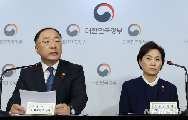 [서울=뉴시스] 김진아 기자 = 홍남기 경제부총리 겸 기획재정부 장관이 16일 서울 종로구 정부서울청사에서 주택시장 안정화 방안 관련 관계부처 합동브리핑을 하고 있다. 오른쪽은 김현미 국토부 장관. 2019.12.16.&nbsp; bluesoda@newsis.com