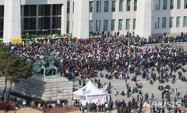 [서울=뉴시스] 장세영 기자 = 우리공화당 당원 등 보수단체 회원들이 16일 오전 서울 여의도 국회 본청 앞에서 태극기와 함께 공수처법, 선거법 반대 등이 적힌 손 팻말을 들고 구호를 외치고 있다. 2019.12.16. photothink@newsis.com