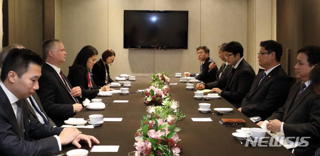 [서울=뉴시스]추상철 기자 = 김연철(오른쪽 두번째) 통일부 장관이 16일 서울의 한 모처에서 스티븐 비건(왼쪽 두번째) 미국 국무부 대북정책특별대표와 오찬 간담회를 하고 있다. 2019.12.16.&nbsp;&nbsp; photo@newsis.com