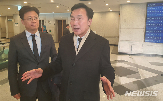 [서울=뉴시스]김혜경 기자 = 손학규 바른미래당 대표가 16일 서울 한 병원 장례식장에 마련된 고 구자경 LG그룹 명예회장 빈소를 찾아 조문을 마친 후 나서고 있다. 2019.12.16.&nbsp;&nbsp; chkim@newsis.com