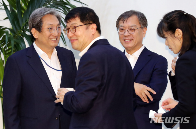 [서울=뉴시스]박영태 기자 = 노영민(왼쪽부터) 대통령비서실장, 황덕순 일자리수석, 김거성 시민사회수석, 김외숙 인사수석이 16일 오후 청와대 여민관에서 열린 수석·보좌관회의 전 이야기를 나누고 있다. 2019.12.16. since1999@newsis.com
