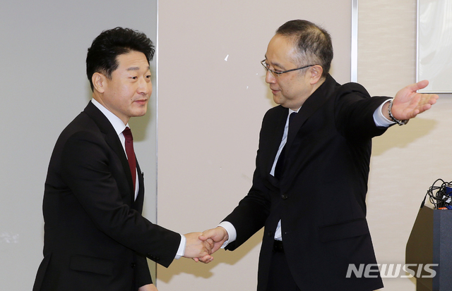 [서울=뉴시스]이호현 산업통상자원부 무역정책국장이 16일(현지시간) 일본 경제산업성 17층 특별회의실에서 이다 요이치 일본 경제산업성 무역관리부장과 '제7차 한일 수출관리정책대화'에 앞서 인사를 나누고 있다. (사진=산업통상자원부 제공) 2019.12.16.&nbsp; photo@newsis.com
