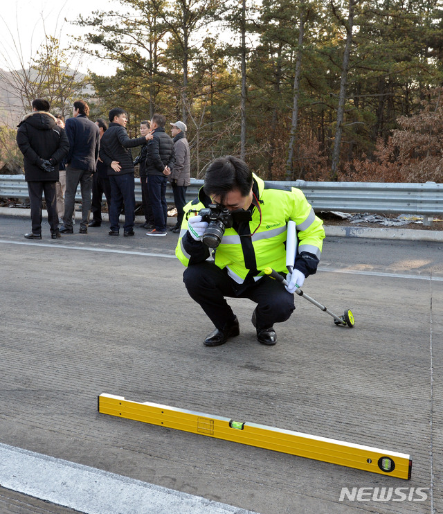[군위=뉴시스] 이무열 기자 = 도로교통공단, 경찰 등 조사관들이 16일 오후 ‘블랙아이스’ 다중 추돌사고가 발생한 경북 군위군 소보면 달산리 상주·영천고속도로에서 사고원인을 밝히기 위한 현장 조사를 하고 있다. 2019.12.16.lmy@newsis.com