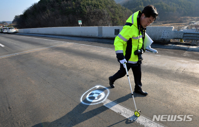 [군위=뉴시스] 이무열 기자 = 도로교통공단, 경찰 등 조사관들이 16일 오후 ‘블랙아이스’ 다중 추돌사고가 발생한 경북 군위군 소보면 달산리 상주·영천고속도로에서 사고원인을 밝히기 위한 현장 조사를 하고 있다. 2019.12.16.lmy@newsis.com