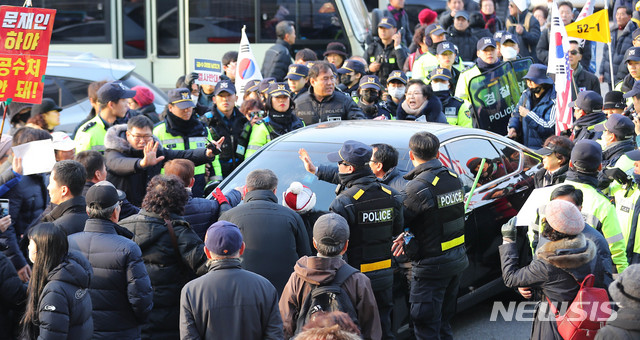 [서울=뉴시스] 장세영 기자 = 설훈 더불어민주당 의원 차량이 16일 오전 서울 여의도 국회 앞에서 보수단체 회원들과 경찰들에게 둘러싸여 주행을 못하고 있다. 2019.12.16.&nbsp; photothink@newsis.com