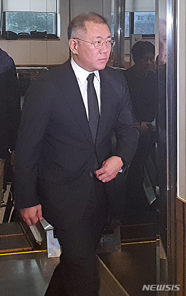 [서울=뉴시스]김혜경 기자 = 정의선 현대차그룹 수석부회장이 16일 서울 한 병원 장례식장에 마련된 고 구자경 LG그룹 명예회장 빈소로 들어서고 있다. 2019.12.16.&nbsp;&nbsp; chkim@newsis.com 