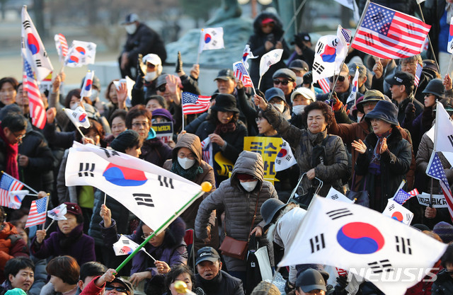 [서울=뉴시스] 장세영 기자 = 우리공화당 당원 등 보수단체 회원들이 16일 오후 서울 여의도 국회 본청 앞에서 태극기를 흔들며 공수처법과 연동형 비례대표제 반대를 외치고 있다. 2019.12.16.   photothink@newsis.com