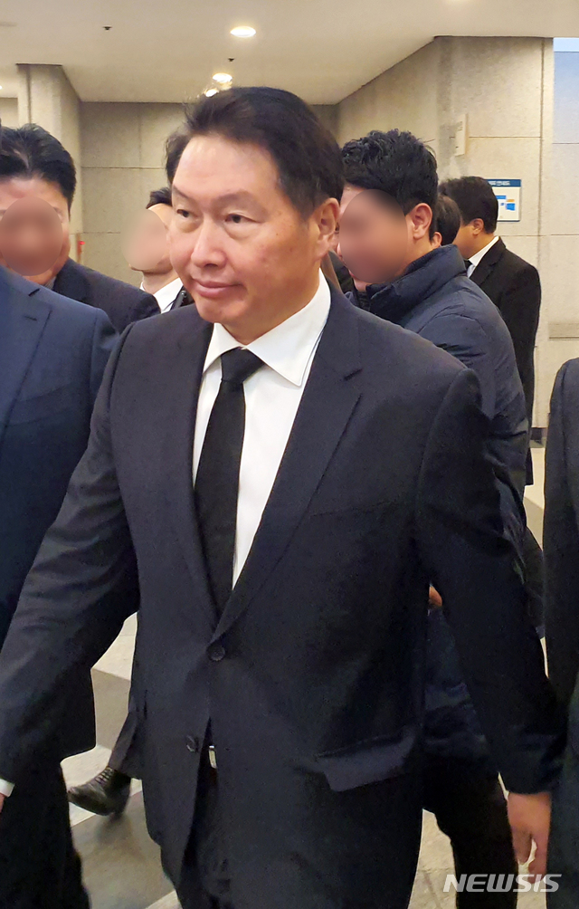 [서울=뉴시스]김혜경 기자 = 최태원 SK그룹 회장이 16일 서울 한 병원 장례식장에 마련된 고 구자경 LG그룹 명예회장 빈소에서 빠져 나오고 있다. 2019.12.16.&nbsp;&nbsp; chkim@newsis.com 