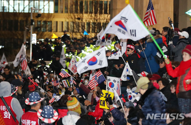 [서울=뉴시스] 장세영 기자 = 우리공화당 당원 등 보수단체 회원들이 16일 오후 서울 여의도 국회 본청 앞에서 늦은 시간 까지 태극기를 흔들며 공수처법과 연동형 비례대표제 반대를 외치고 있다. 2019.12.16.   photothink@newsis.com