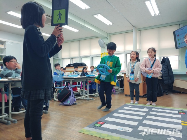 [서울=뉴시스] 지난 11월 서울 동작구 대림초등학교에서 횡단보도 건너기 실습을 하는 모습. (사진=서울 동작구 제공) 2019.12.17. 