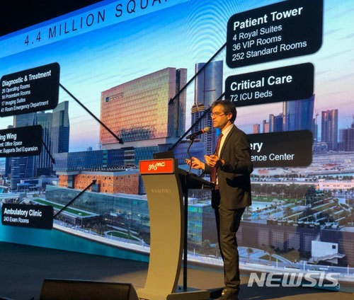 [서울=뉴시스] 클리블랜드 클리닉 리카르도 코르세르 교수가 17일 ‘365mc 글로벌 진출 선포식 기념 의료 한류 글로벌 전략 국제 심포지움’에서 강연하고 있다. 