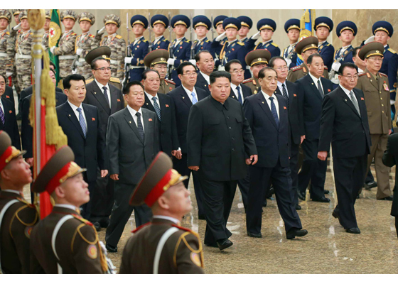 [서울=뉴시스]북한 노동신문은 "김정은 국무위원장이 김정일 서거 ８주기를 맞아 조선노동당 중앙위원회 정치국 상무위원들과 함께 금수산태양궁전을 찾아 경의를 표했다"고 17일 보도했다. 2019.12.17. (사진=노동신문 캡처)  photo@newsis.com