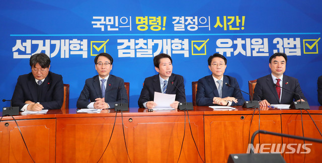 [서울=뉴시스] 장세영 기자 = 이인영(가운데) 더불어민주당 원내대표이 17일 서울 여의도 국회에서 열린 더불어민주당 원내대표단-상임위간사단 연석회의에 참석해 모두발언을 하고 있다. 2019.12.17. photothink@newsis.com