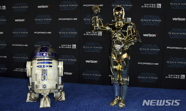 [로스앤젤레스=AP/뉴시스]16일(현지시간) 미 캘리포니아주 로스앤젤레스에서 영화 '스타워즈: 라이즈 오브 스카이워커' 월드 시사회가 열려 참석한 R2-D2와 C-3PO 캐릭터가 포즈를 취하고 있다. 2019.12.17. 