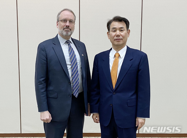 [서울=뉴시스]정은보 한·미 방위비분담협상대사와 제임스 드하트 미국 국무부 방위비분담협상대표(정치군사국 선임보좌관)가 17일 서울 동대문구 국방연구원에서 제11차 한-미 방위비 분담금 특별협정(SMA) 5차 회의에 앞서 기념촬영을 하고 있다. (사진=외교부 제공) 2019.12.17.   photo@newsis.com