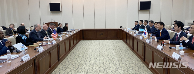 [서울=뉴시스]정은보 한·미 방위비분담협상대사와 제임스 드하트 미국 국무부 방위비분담협상대표(정치군사국 선임보좌관)가 17일 서울 동대문구 국방연구원에서 제11차 한-미 방위비 분담금 특별협정(SMA) 5차 회의를 하고 있다. (사진=외교부 제공) 2019.12.17. photo@newsis.com