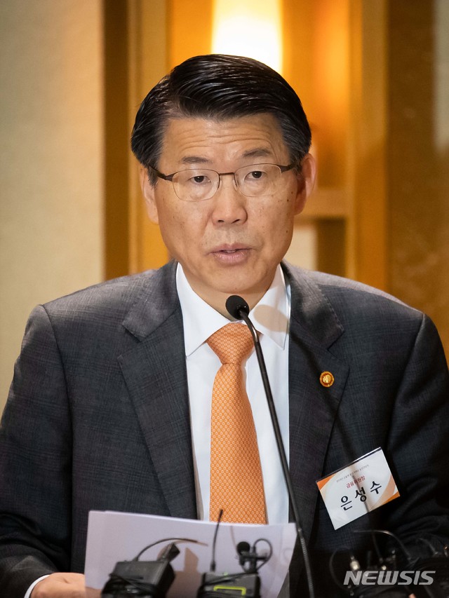 [서울=뉴시스]은성수 금융위원장이 17일 서울 종로구 정부서울청사 근처 음식점에서 열린 출입기자단 송년간담회에서 인사말을 하고 있다. (사진=금융위원회 제공) 2019.12.17.&nbsp;&nbsp; photo@newsis.com