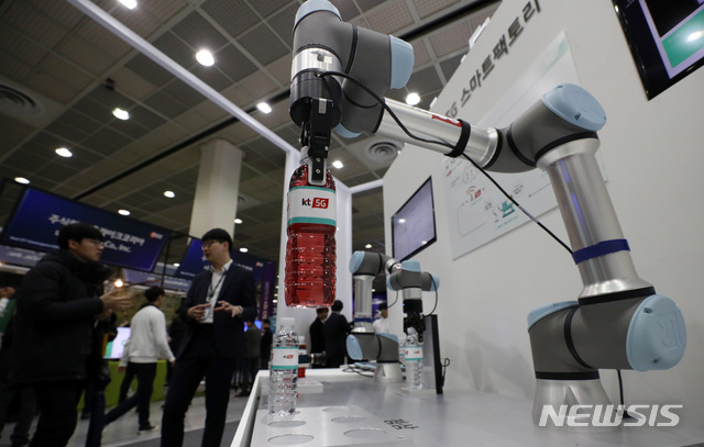[서울=뉴시스] 이영환 기자 = 17일 오후 서울 강남구 코엑스에서 열린 대한민국 4차 산업혁명 페스티벌 2020에서 5G 기술이 적용된 스마트팩토리가 시연되고 있다. 2019.12.17.&nbsp;&nbsp; 20hwan@newsis.com
