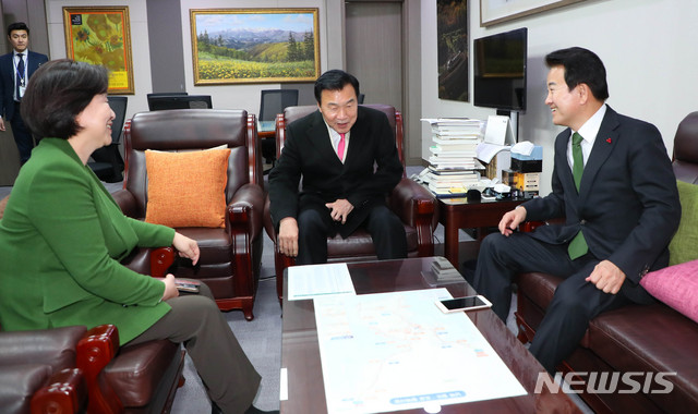 [서울=뉴시스] 장세영 기자 = 더불어민주당과 바른미래당, 정의당, 민주평화당, 대안신당이 함께 하는 '4+1' 협의체 선거법 협상이 재개된 17일 서울 여의도 의원회관에서 야 3당 심상정(왼쪽부터) 정의당 대표, 손학규 바른미래당 대표, 정동영 민주평화당 대표가 선거법 조율을 위한 만남을 갖고 있다. 2019.12.17. photothink@newsis.com