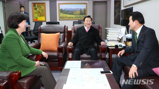 [서울=뉴시스] 장세영 기자 = 더불어민주당과 바른미래당, 정의당, 민주평화당, 대안신당이 함께 하는 '4+1' 협의체 선거법 협상이 재개된 17일 서울 여의도 의원회관에서 야 3당 심상정(왼쪽부터) 정의당 대표, 손학규 바른미래당 대표, 정동영 민주평화당 대표가 선거법 조율을 위한 만남을 갖고 있다. 2019.12.17. photothink@newsis.com