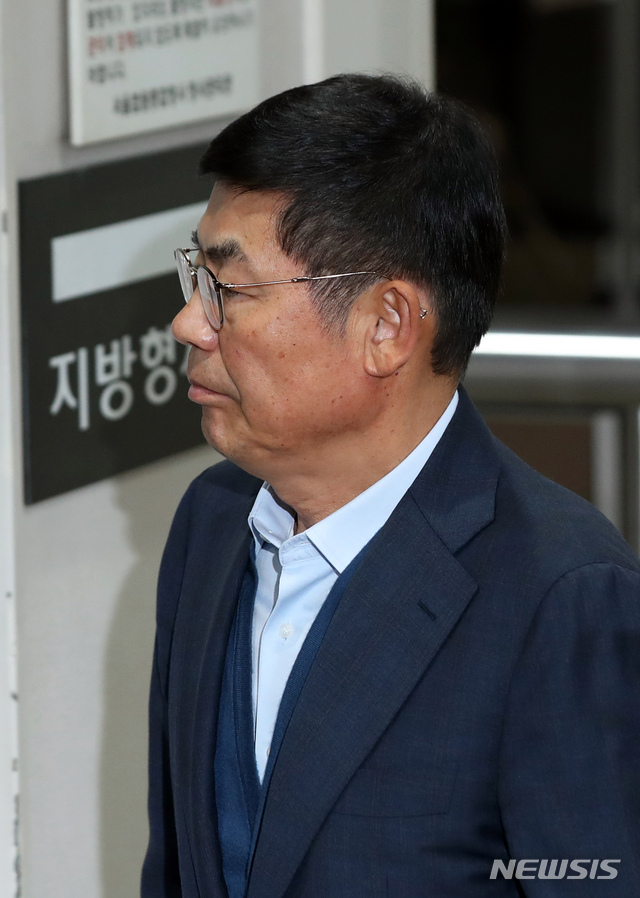 [서울=뉴시스]이윤청 기자 = 삼성전자서비스 노동조합 와해를 주도한 혐의로 재판에 넘겨진 이상훈 삼성전자 이사회 의장이 지난해 12월17일 오후 서울 서초구 서울중앙지방법원에서 열린 1심 선고공판에 출석하고 있다. 2019.12.17. radiohead@newsis.com