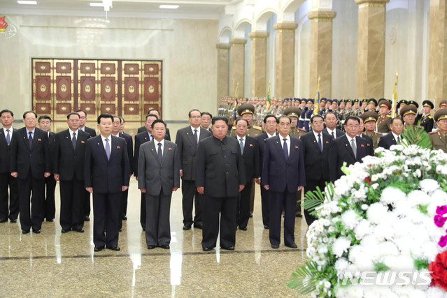 [서울=뉴시스]북한 조선중앙TV는 "김정은 국무위원장이 김정일 서거 ８주기를 맞아 조선노동당 중앙위원회 정치국 상무위원들과 함께 금수산태양궁전을 찾아 경의를 표했다"고 17일 보도했다. 앞줄 왼쪽부터 김재룡 내각총리, 최룡해 국무위원회 제1부위원장, 김정은 국무위원장, 박봉주 국무위원회 부위원장, 리만건 노동당 부위원장. 2019.12.17. (사진=조선중앙TV 캡처)&nbsp; photo@newsis.com 