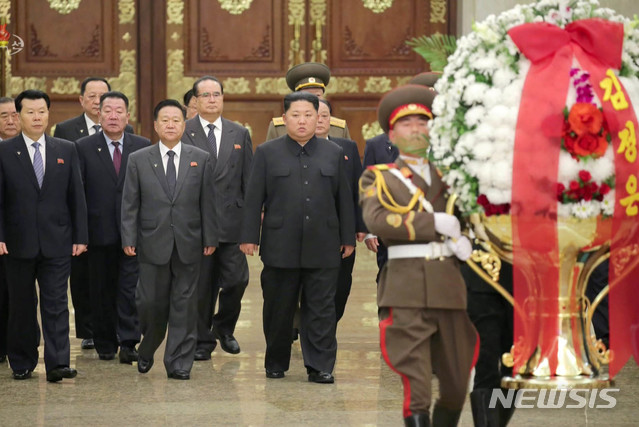 [서울=뉴시스]북한 조선중앙TV는 "김정은 국무위원장이 김정일 서거 ８주기를 맞아 조선노동당 중앙위원회 정치국 상무위원들과 함께 금수산태양궁전을 찾아 경의를 표했다"고 17일 보도했다. 앞줄 왼쪽부터 김재룡 내각총리, 최룡해 국무위원회 제1부위원장, 김정은 국무위원장. 2019.12.17. (사진=조선중앙TV 캡처) photo@newsis.com