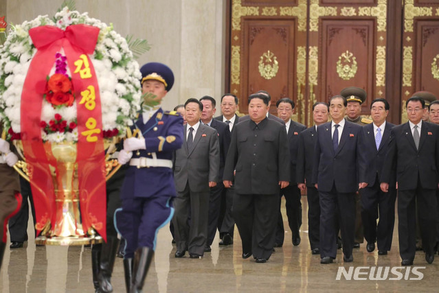 [서울=뉴시스]북한 조선중앙TV는 "김정은 국무위원장이 김정일 서거 ８주기를 맞아 조선노동당 중앙위원회 정치국 상무위원들과 함께 금수산태양궁전을 찾아 경의를 표했다"고 17일 보도했다. 앞줄 왼쪽부터 최룡해 국무위원회 제1부위원장, 김정은 국무위원장, 박봉주 국무위원회 부위원장, 리만건 노동당 부위원장. 2019.12.17. (사진=조선중앙TV 캡처) photo@newsis.com