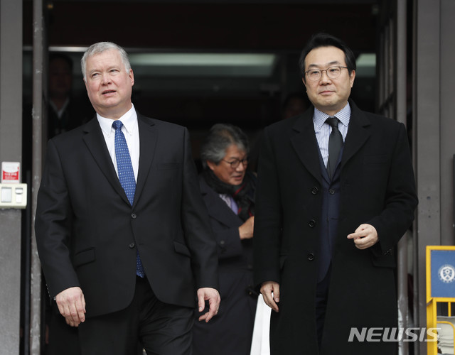 [서울=뉴시스] 박민석 수습기자 = 스티븐 비건(왼쪽) 미국 국무부 부장관 지명자 겸 대북정책특별대표가 17일 오후 서울 서대문구 연세대학교에서 열린 강연을 마치고 이도훈 외교부 한반도 평화교섭본부장과 함께 건물에서 나오고 있다. 2019.12.17. mspark@newsis.com 