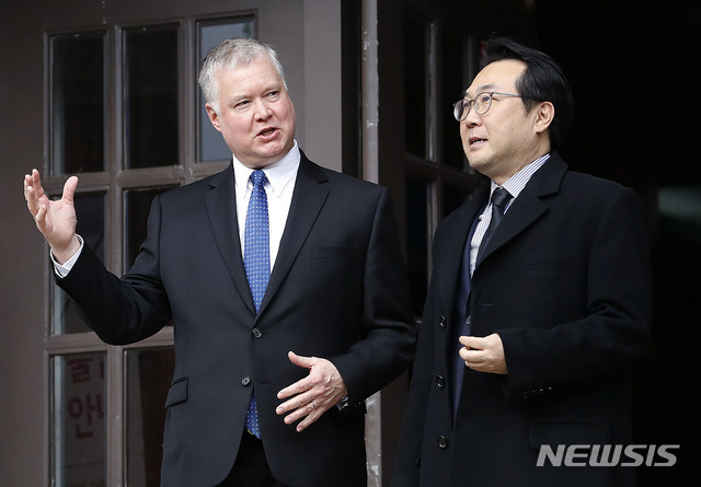 [서울=뉴시스]최동준 기자 = 스티븐 비건 미 국무부 대북특별대표가 17일 서울 서대문구 연세대학교에서 강연을 마친 후 이도훈 한반도평화교섭본부장과 대화하고 있다. 2019.12.17.&nbsp; photocdj@newsis.com