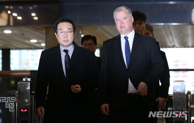 [서울=뉴시스]김선웅 기자 = 스티븐 비건 미 국무부 대북특별대표가 방한 일정을 마친 17일 오후 서울 강서구 김포국제공항을 통해 일본으로 향하고 있다. 왼쪽은 이도훈 외교부 한반도 평화교섭본부장. 2019.12.17.&nbsp; mangusta@newsis.com