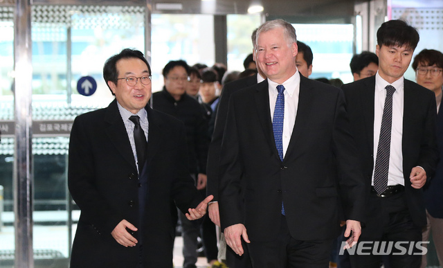 [서울=뉴시스]김선웅 기자 = 스티븐 비건 미 국무부 대북특별대표가 방한 일정을 마친 17일 오후 서울 강서구 김포국제공항을 통해 일본으로 향하고 있다. 왼쪽은 이도훈 외교부 한반도 평화교섭본부장. 2019.12.17.&nbsp; mangusta@newsis.com