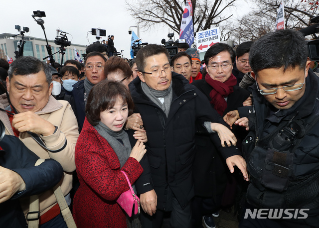 [서울=뉴시스] 고승민 기자 = 자유한국당 황교안 대표와 의원들이 17일 서울 여의도 국회의사당역 앞에서 열린 국회법, 공수처법 규탄대회에 참석하고 있다. 2019.12.17.kkssmm99@newsis.com