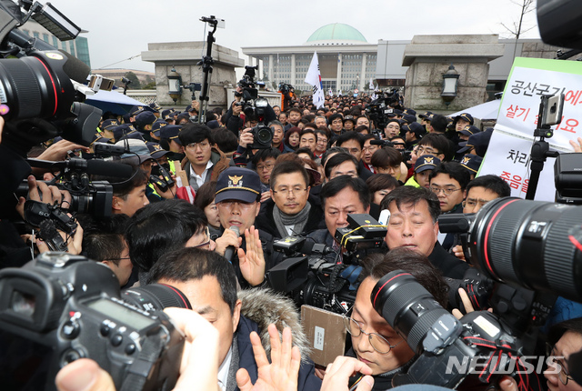 [서울=뉴시스] 고승민 기자 = 자유한국당 황교안 대표와 의원들이 17일 서울 여의도 국회의사당역 앞에서 열린 국회법, 공수처법 규탄대회에 참석하고 있다. 2019.12.17.kkssmm99@newsis.com