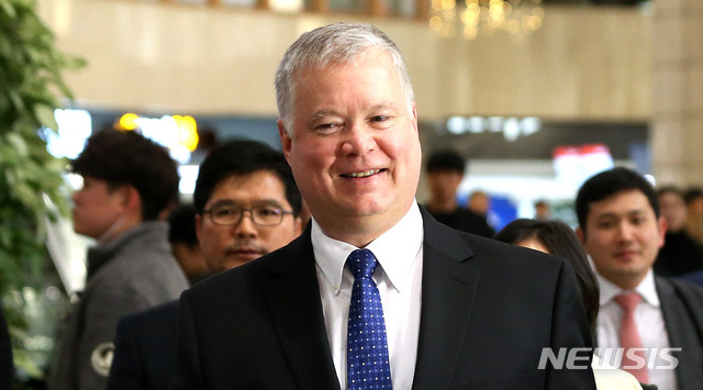 [서울=뉴시스]김선웅 기자 = 스티븐 비건 미 국무부 대북특별대표가 방한 일정을 마친 17일 오후 서울 강서구 김포국제공항을 통해 일본으로 향하고 있다. 2019.12.17.&nbsp; mangusta@newsis.com