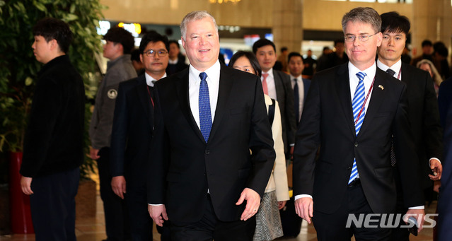 [서울=뉴시스]김선웅 기자 = 스티븐 비건 미 국무부 대북특별대표가 방한 일정을 마친 17일 오후 서울 강서구 김포국제공항을 통해 일본으로 향하고 있다. 2019.12.17.&nbsp; mangusta@newsis.com
