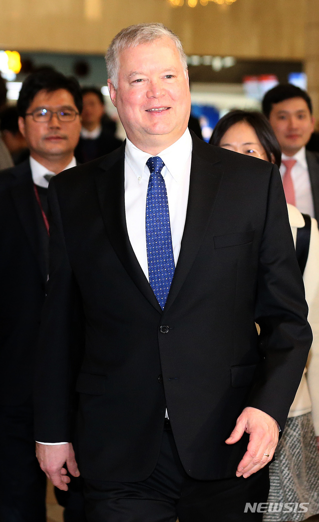 [서울=뉴시스]김선웅 기자 = 스티븐 비건 미 국무부 대북특별대표가 방한 일정을 마친 17일 오후 서울 강서구 김포국제공항을 통해 일본으로 향하고 있다. 2019.12.17. mangusta@newsis.com