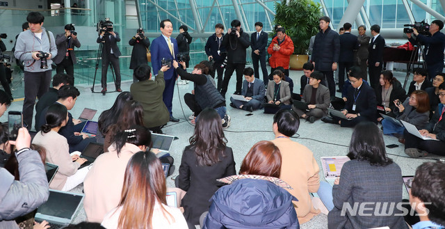 [서울=뉴시스] 장세영 기자 = 정세균 국무총리 후보자가 17일 서울 여의도 국회 의원회관 로비에서 많은 취재진이 몰린 가운데 총리로 지명된 소감을 밝히고 있다. 2019.12.17. photothink@newsis.com