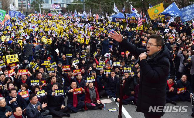 [서울=뉴시스] 고승민 기자 = 황교안 자유한국당 대표가 17일 서울 여의도 국회의사당역 앞에서 열린 공수처법 선거법 날치기 저지 규탄대회에서 발언을 하고 있다. 2019.12.17. photo@newsis.com