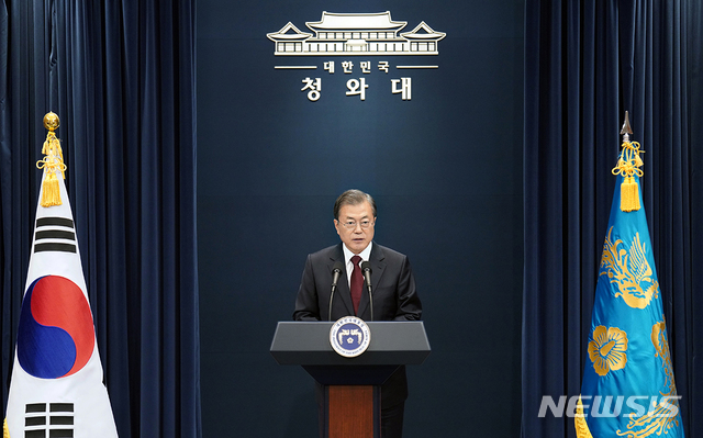 [서울=뉴시스]문재인 대통령이 17일 청와대 춘추관 대브리핑룸에서 신임 국무총리에 정세균 더불어민주당 의원을 지명하고 있다.(사진=청와대 제공) 2019.12.17. photo@newsis.com