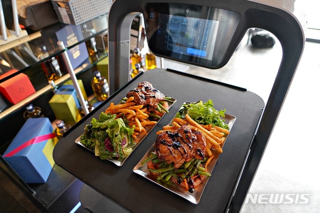 [서울=뉴시스] BBQ치킨이 매장에 들여놓은 서빙 로봇 '푸드봇'. (사진=제너시스BBQ) 