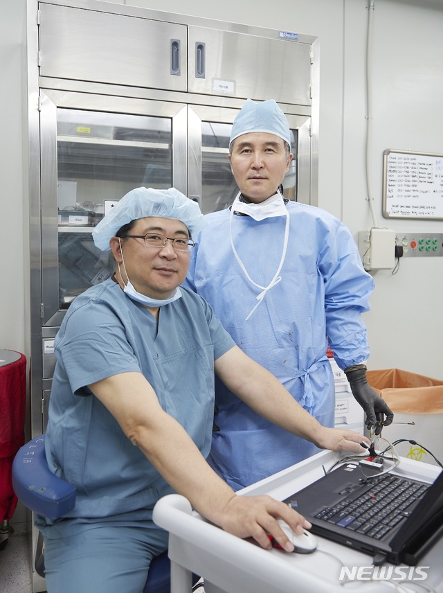  비뇨의학과 박동수 교수와 방사선종양학과 신현수 교수.