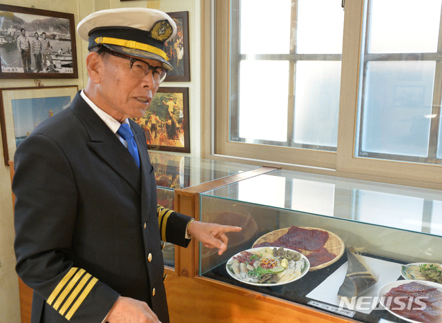 [울산=뉴시스]배병수 기자 = 과거 포경선 선장이자 포수로 활동했던 추소식씨가 30일 울산 남구 장생포 고래문화마을에서 취재진과 만나 고래고기에 대해 설명하고 있다. 2019.12.30. bbs@newsis.com